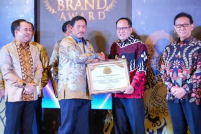 Rector of UNSOED Proudly Accepts Satria Leader Award 2024