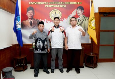 Gilang bersama Rektor Unsoed dan pembina Bola Tangan Banyumas