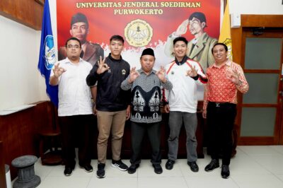 Atlet Bola Tangan, foto bersama pimpinan Unsoed