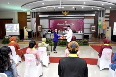 Penyerahan simbolis dokter gigi baru kepada PDGI 