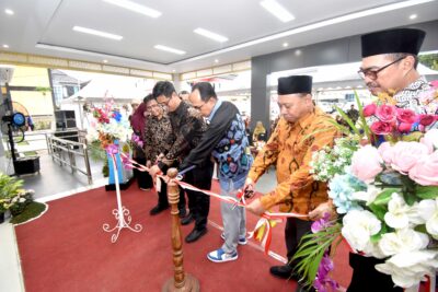 Pengguntingan pita peresmian IHSB