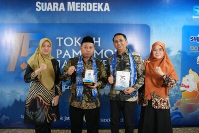Rektor dan WR 3 Raih Penghargaan Tokoh Pamomong Jateng