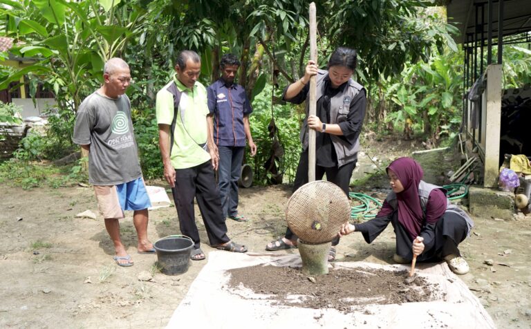 Mahasiswa KKN UNSOED Sulap Kotoran Sapi Jadi Briket Ramah Lingkungan di Desa Sidodadi