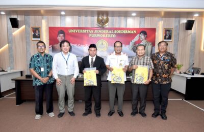 Foto bersama rektor beserta jajaran dan Prof. Takeshi Asakawa 