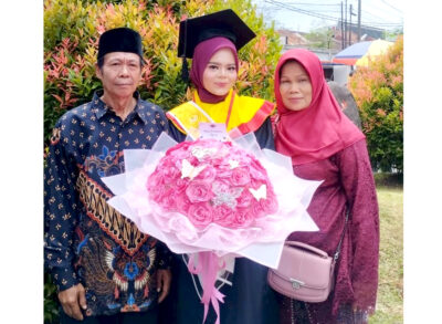 Kisah Inspiratif Rizky Setyaningsih, Putri Buruh Harian dari Banyumas, Lulus Cumlaude dengan IPK Tertinggi di FH UNSOED