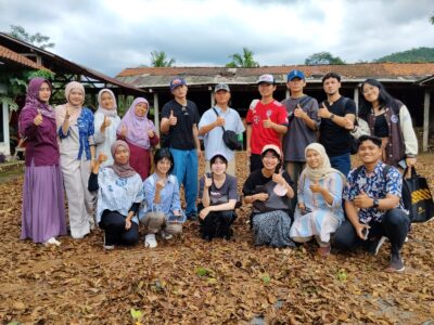 Aroma Ilmu dan Budaya: Mahasiswa Jepang dan Tajikistan Jelajahi Dunia Minyak Atsiri di Banyumas