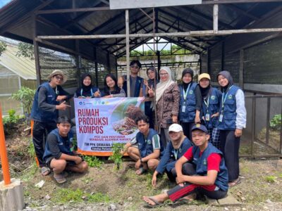 Mahasiswa Unsoed dan Petani Desa Serang Ubah Limbah Kotoran Kambing Jadi Pupuk Organik Bernilai Tinggi