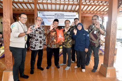 Perkuat Kesiagaan Bencana dan Ketahanan Pangan Banyumas, Unsoed Serahkan Benih Inpago Unsoed Protani