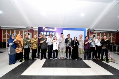 foto bersama pimpinan dan undangan