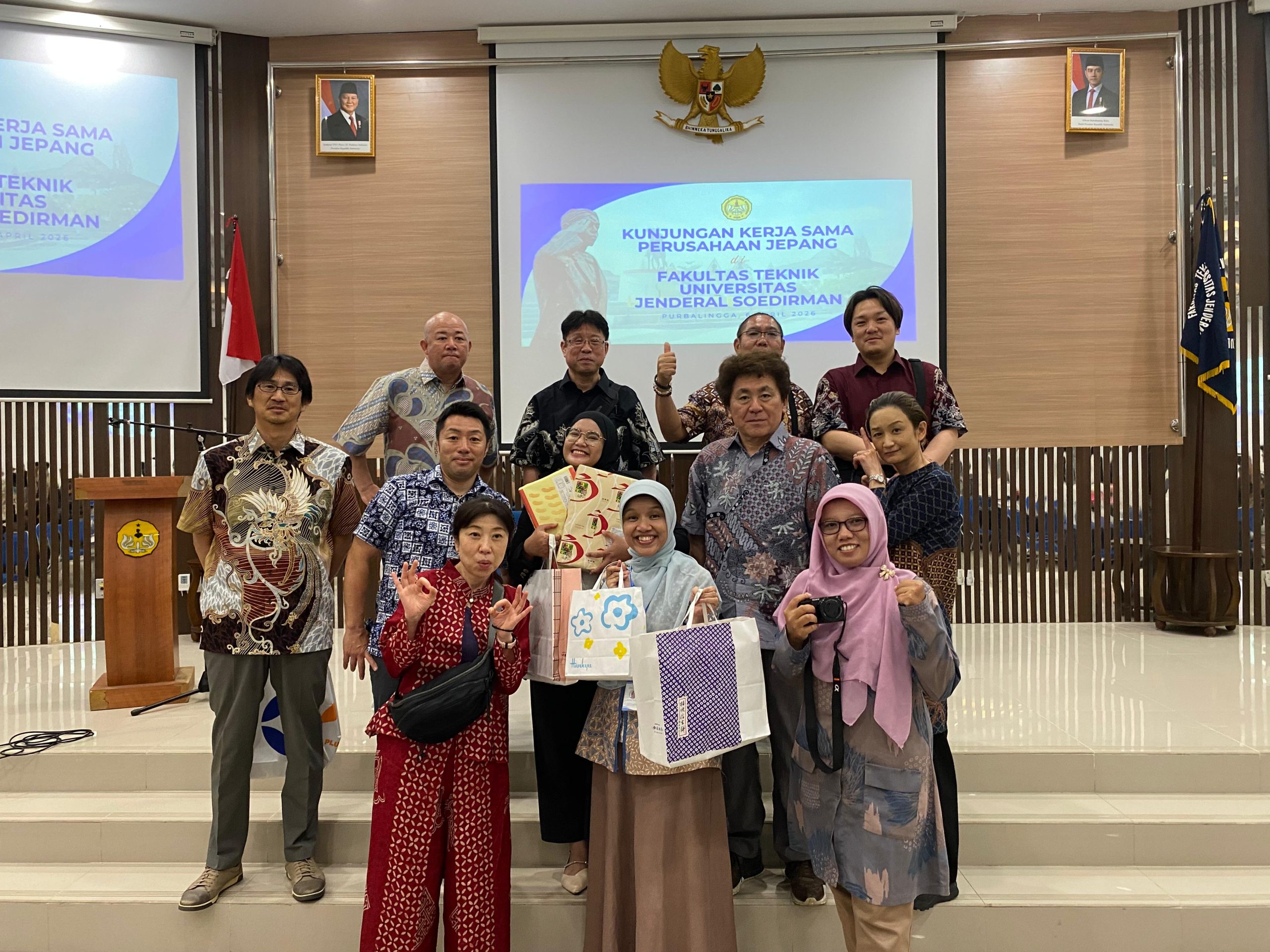 akultas Teknik Universitas Jenderal Soedirman (FT Unsoed) menerima kunjungan resmi dari rombongan pimpinan perusahaan asal Jepang selama dua hari, yakni pada tanggal 6-7 April 2026. Ada 9 orang tamu asing asal Jepang dari 8 perusahaan yang hadir, di antaranya dari perusahaan Tokiwa Dengyo Co., Ltd., Naigai Co., Ltd., Arai Denki Kogyo Inc., Itec Co., Ltd., Yano Densetsu Co., Ltd., Dewey Technical Co., Ltd., Electrical Installation Co., Ltd., dan Shinkowa  Corporation. Tujuan dari kunjungan tersebut adalah untuk mempererat hubungan kerja sama yang telah terjalin serta sinkronisasi program pengembangan magang mahasiswa FT Unsoed dalam bentuk pelatihan dan seminar.