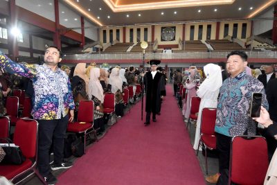 Senat Universitas Memasuki Ruangan Upacara