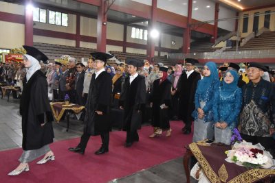 Senat Universitas Memasuki Ruangan Upacara