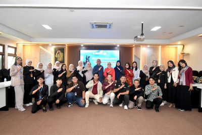 Foto bersama peserta dengan narasumber